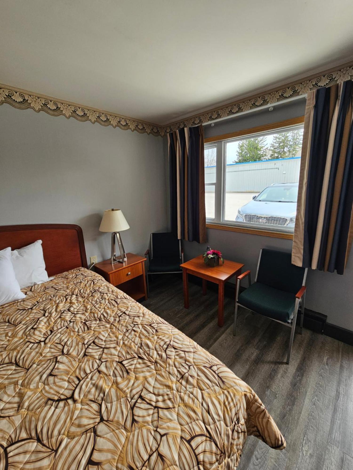 Forest Plaza Motel Mount Forest Exteriör bild