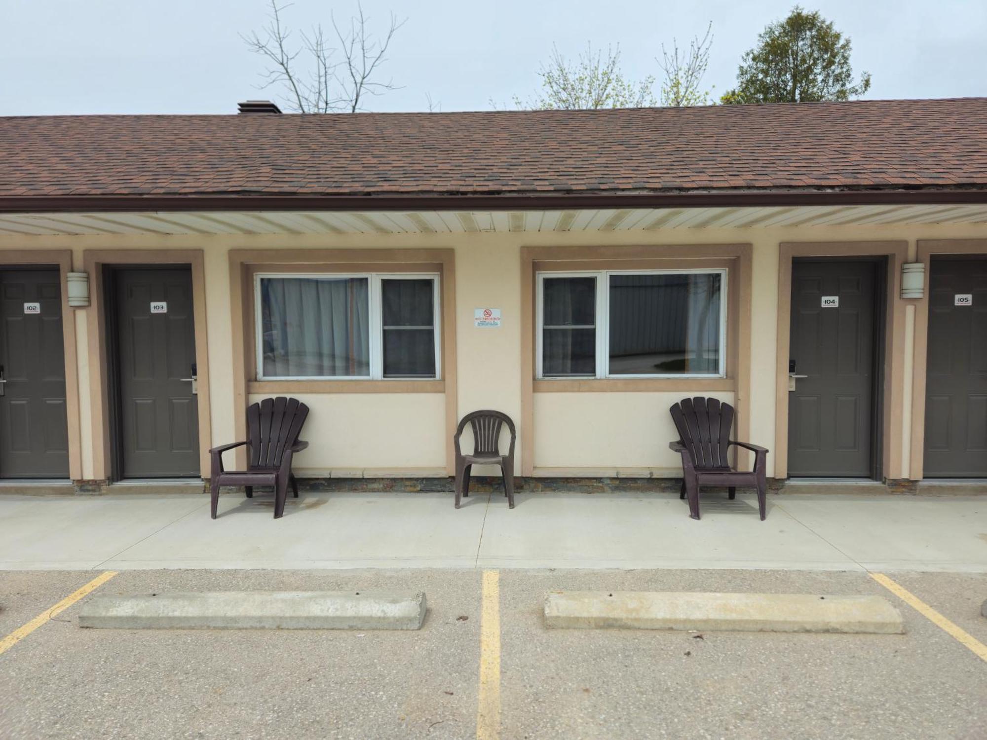Forest Plaza Motel Mount Forest Exteriör bild