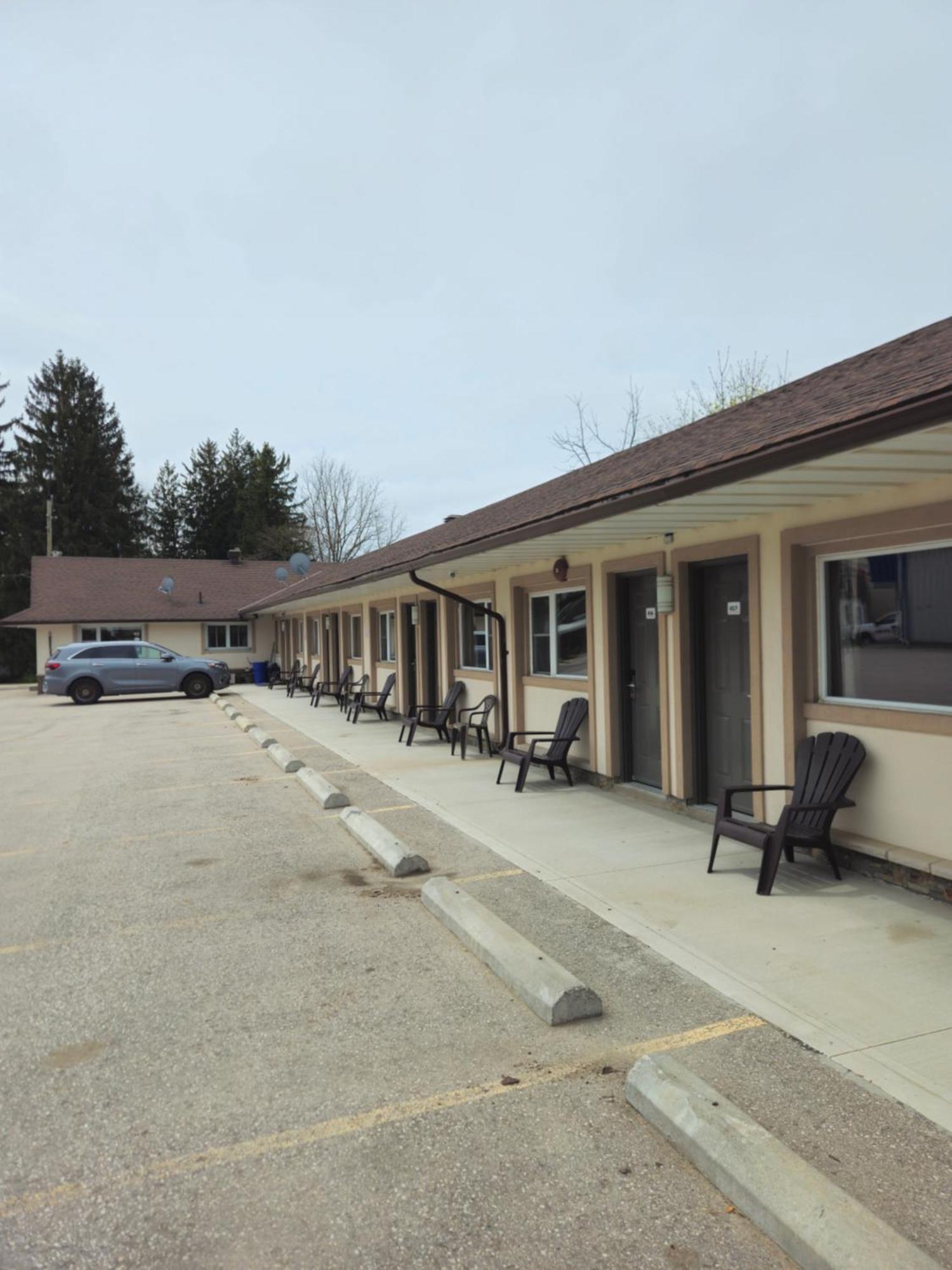 Forest Plaza Motel Mount Forest Exteriör bild