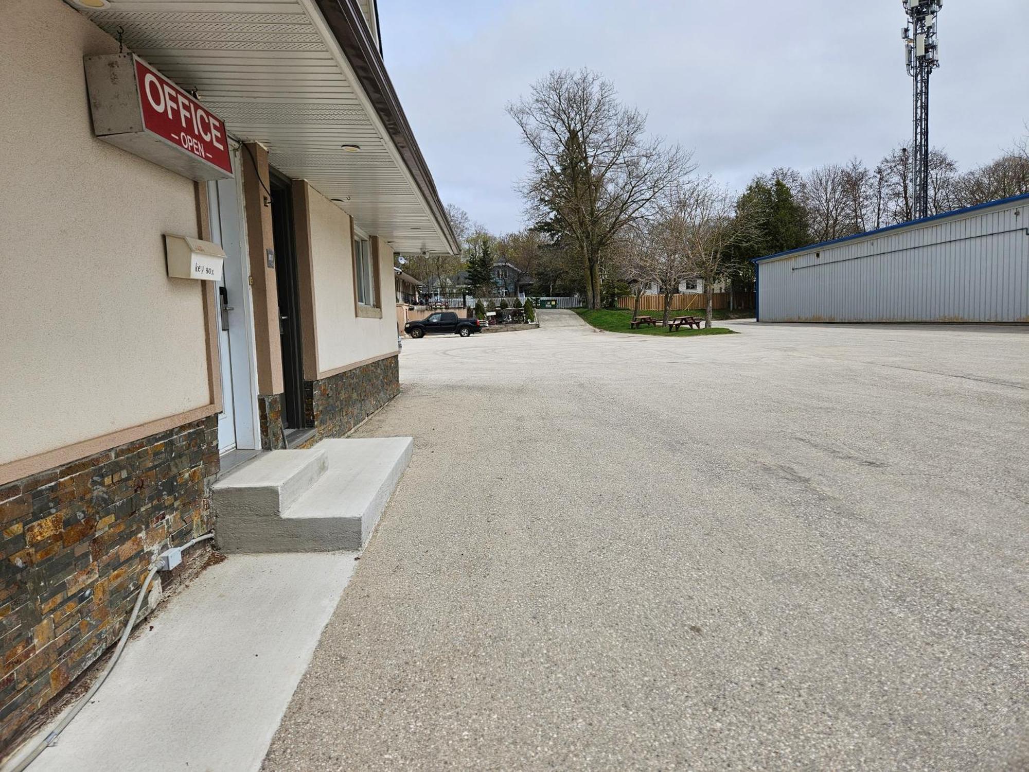 Forest Plaza Motel Mount Forest Exteriör bild