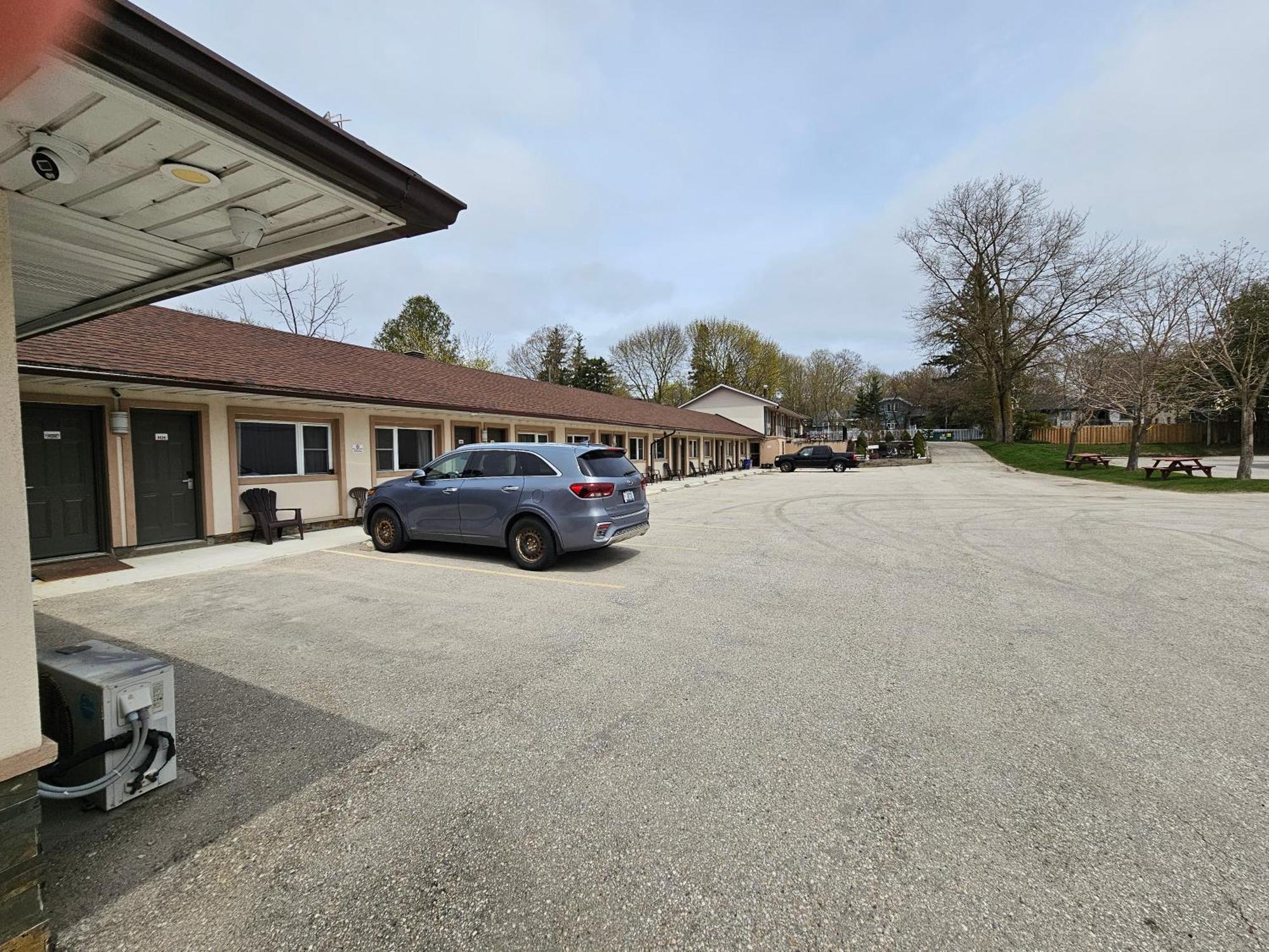 Forest Plaza Motel Mount Forest Exteriör bild